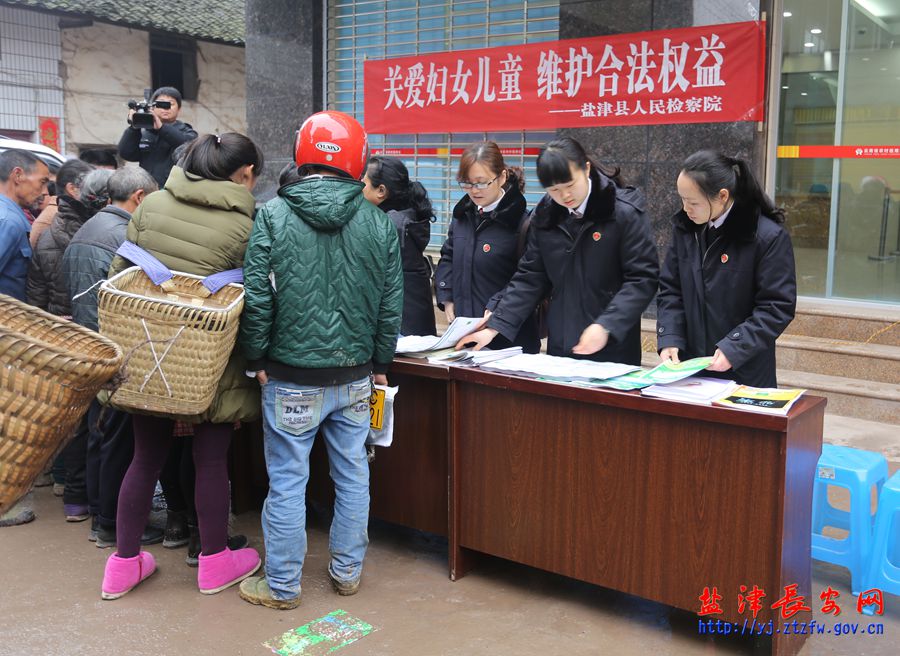 盐津县检察院组织青年干警到兴隆中学开展“送法进校园”活动